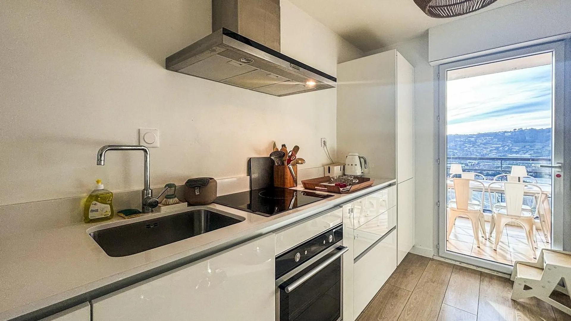 Apartment Evasion Vue Mer - Wifi, Piscine, Parking, 4Pers Nice France